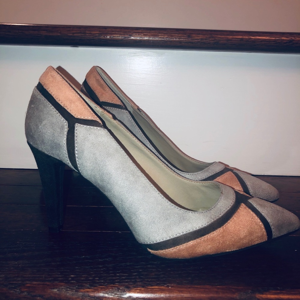 NWOT Suede grey heels